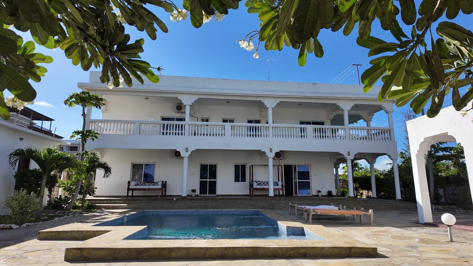 The White Villa Exterior & Pool 3