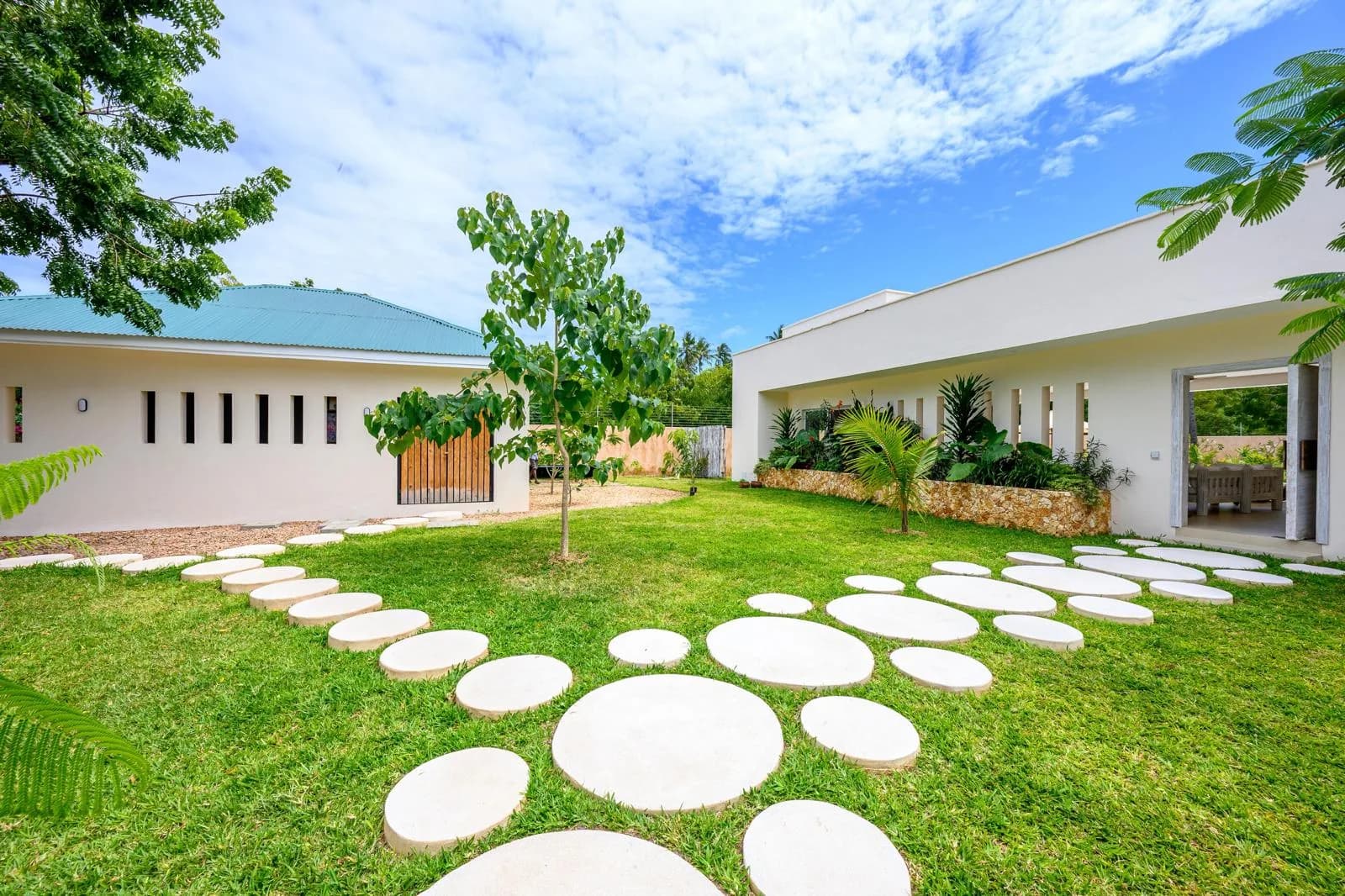 Jumbo House Exterior y jardines 2