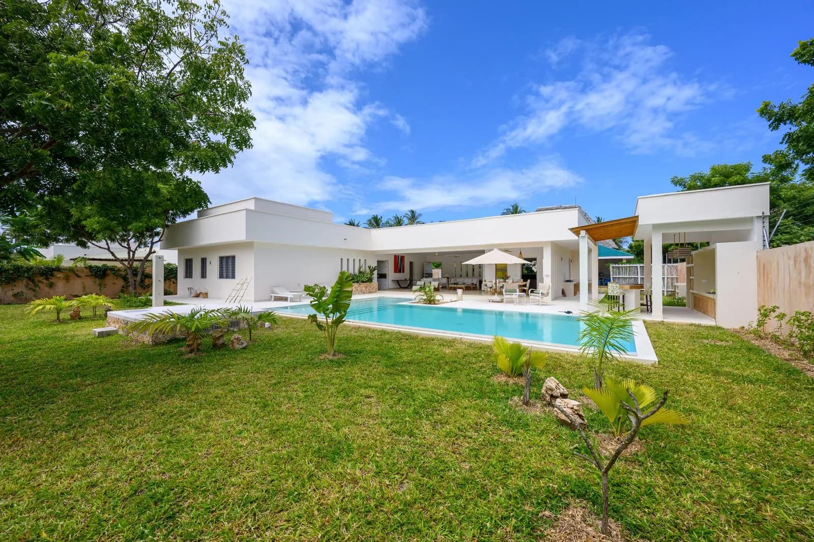 Jumbo House Exterior y jardines 1