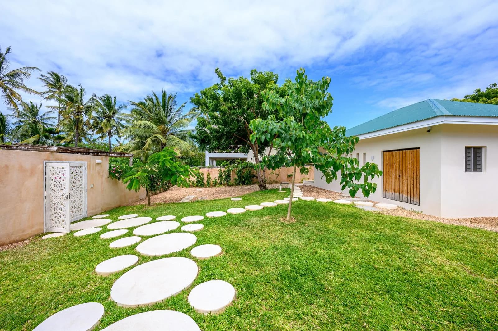 Jumbo House Exterior y jardines 4