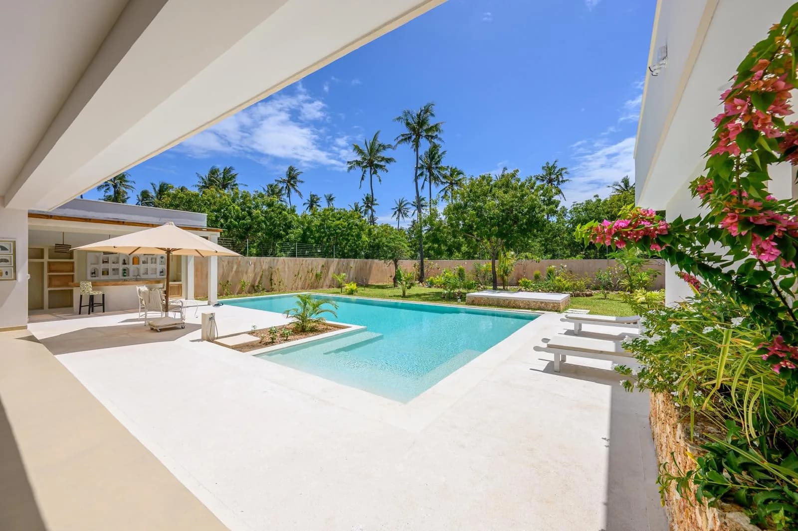 Jumbo House Piscina y vida exterior 2