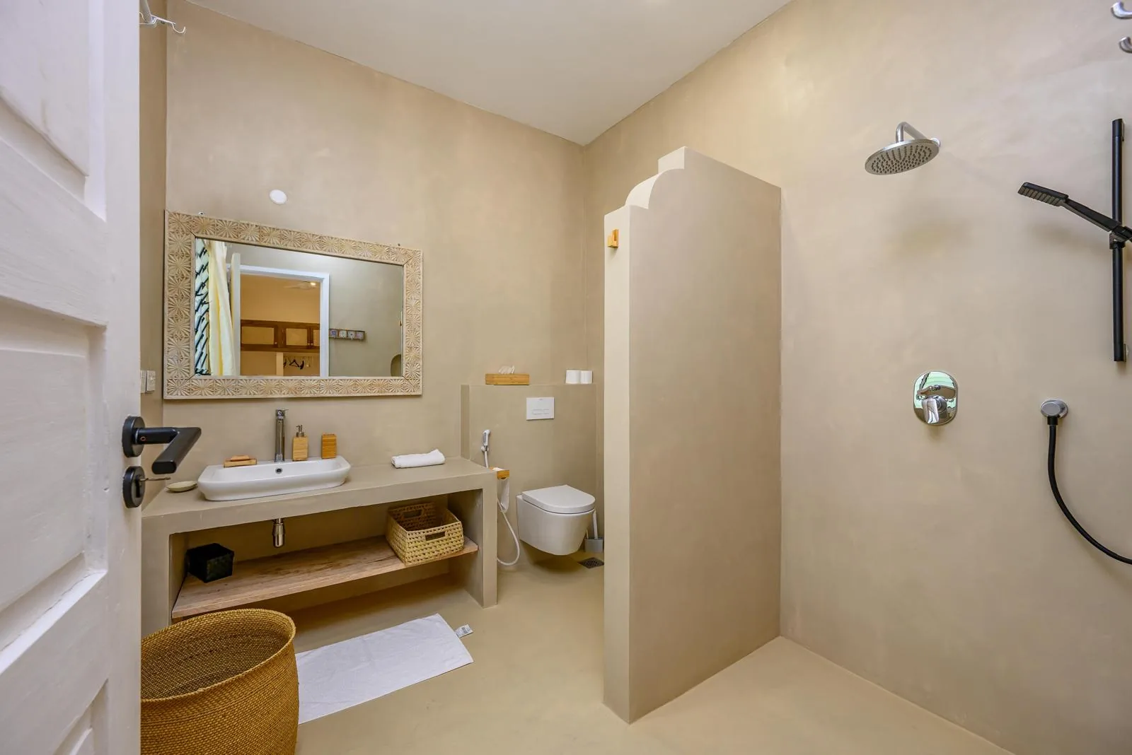Jumbo House Banos 1