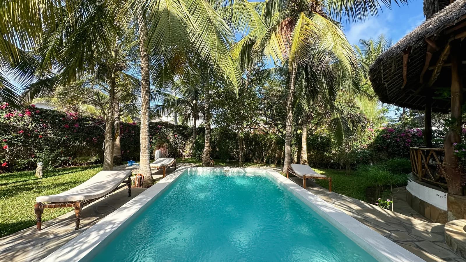 Villa Luwa Pool & Veranda 1